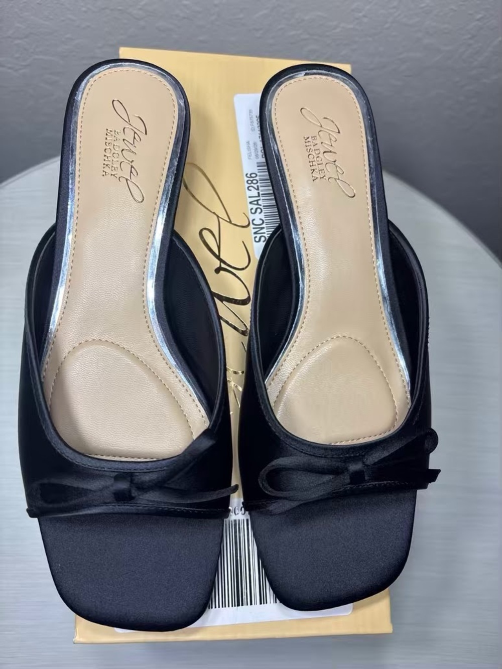 Jewel Badgley Mischka Felisha Black
Satin Bow Kitten Heel Sandals Size 7 NIB - Picture 3 of 8